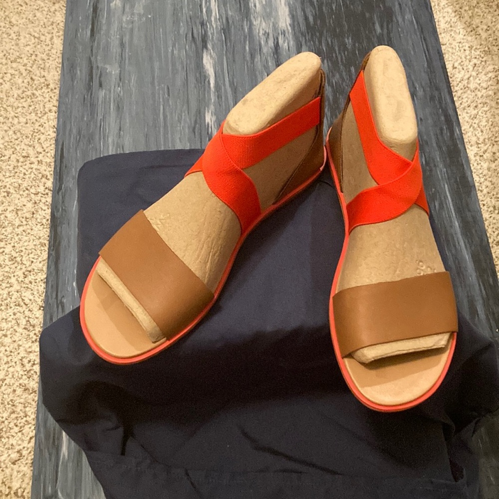 Two toned Sorel Sandals